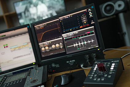 interfaces de contrôle dans la salle acoustique de montage et pré-mixage son du court métrage La Désertion