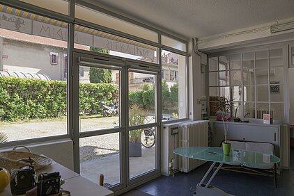 la cour et ses parking vus depuis l'accueil des locaux de Aktis et Midim, dans le quartier toulousain des Minimes