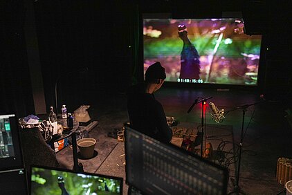 bruiteur et ingénieur du son en studio acoustique enregistrent des bruitages pour le film La Mariée du Mort