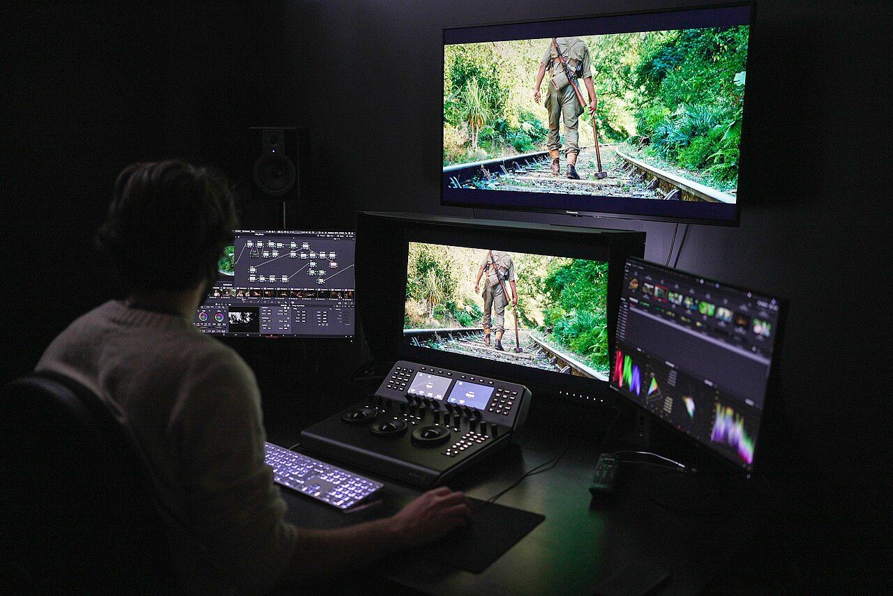 un coloriste devant l'écran calibré et la surface d'étalonnage pour le court-métrage Legio Patria Nostra