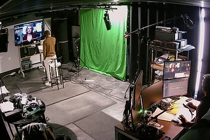 un comédien est enregistré en studio acoustique par un ingénieur du son avec le système de doublage ADR Source-Connect