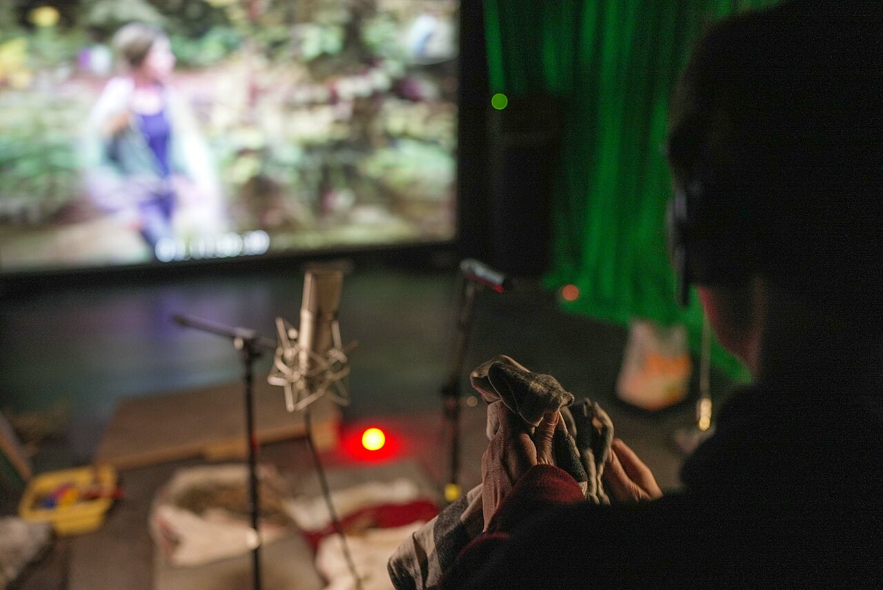 un bruiteur enregistre des froissements de vêtements en studio de post-synchronisation film La Mariée du Mort